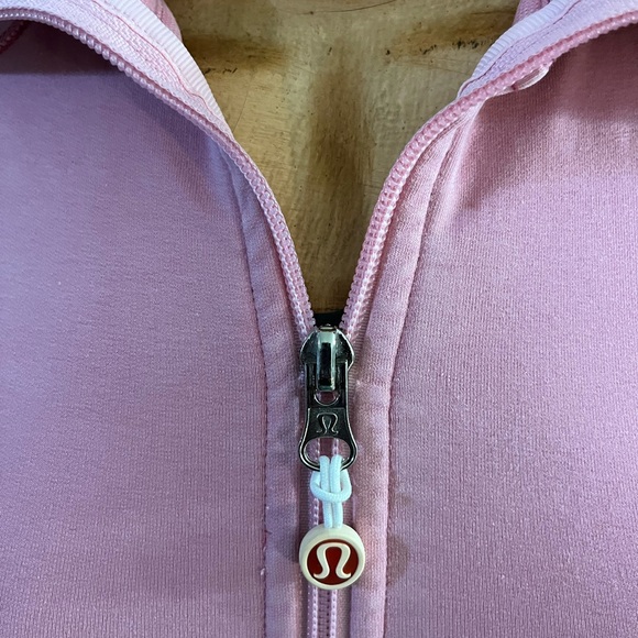 Lululemon zip up crop jacket. Used- Size 2 - Picture 4 of 7